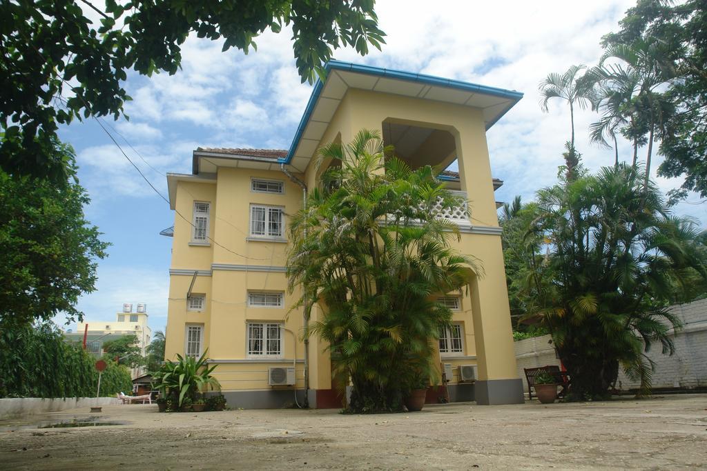 Golden Guest Inn Γιανγκόν Εξωτερικό φωτογραφία