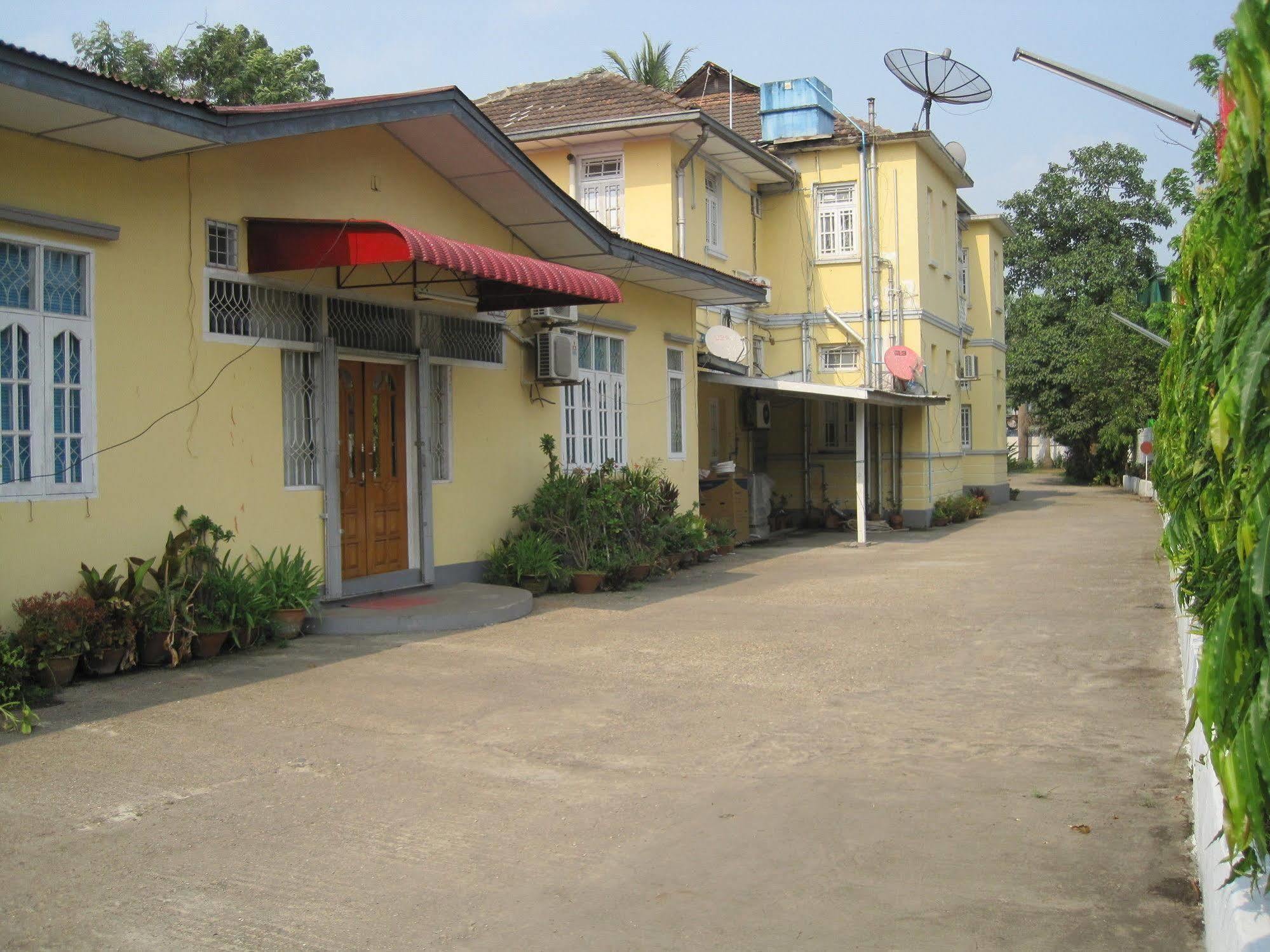 Golden Guest Inn Γιανγκόν Εξωτερικό φωτογραφία