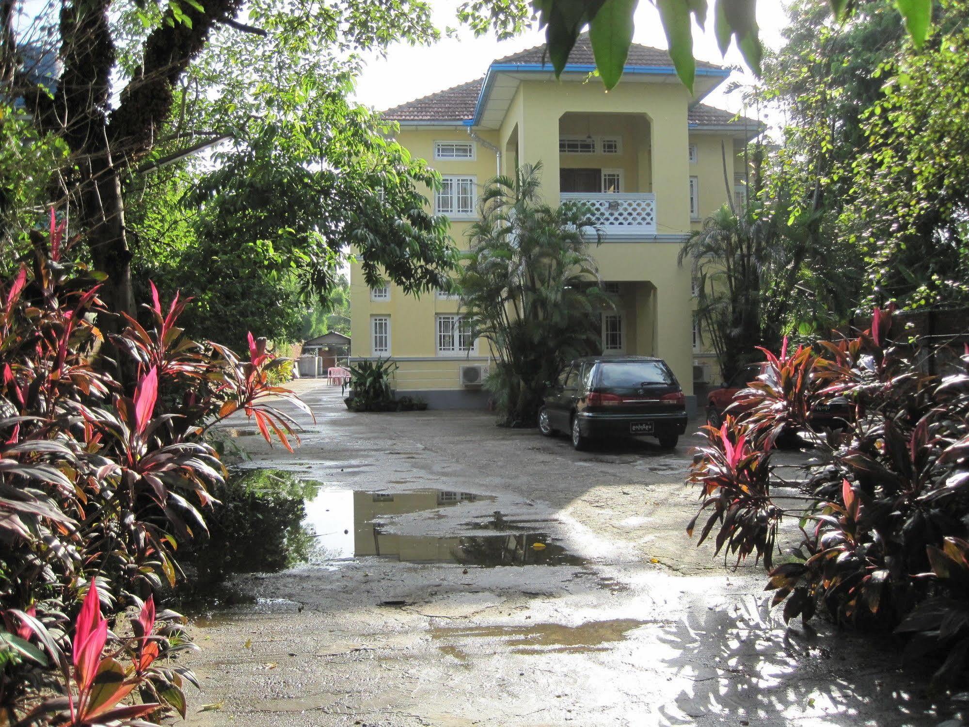 Golden Guest Inn Γιανγκόν Εξωτερικό φωτογραφία