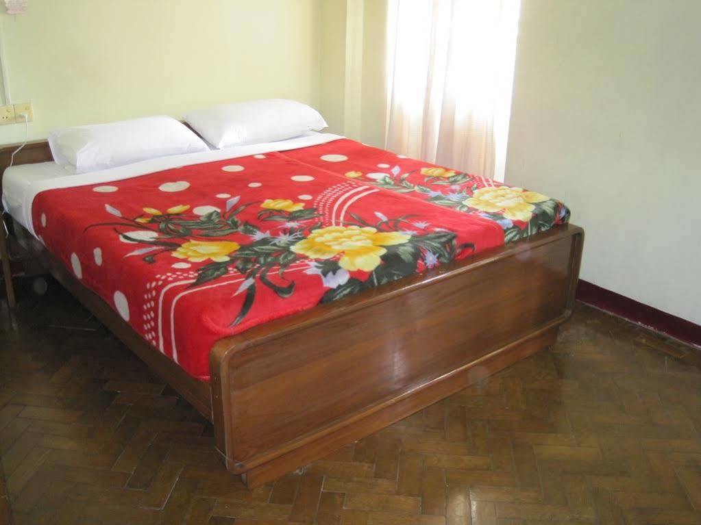 Golden Guest Inn Γιανγκόν Εξωτερικό φωτογραφία