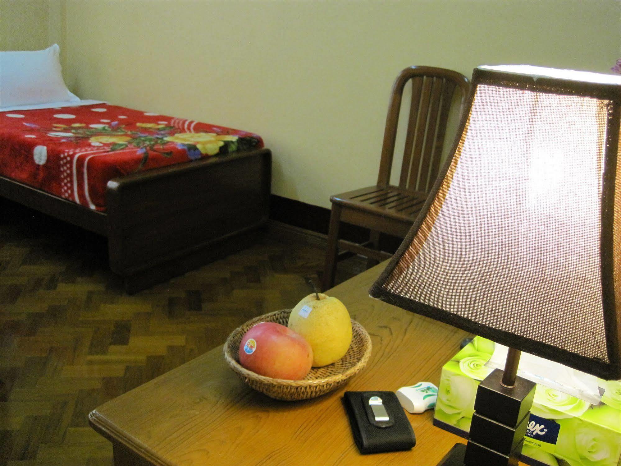 Golden Guest Inn Γιανγκόν Εξωτερικό φωτογραφία