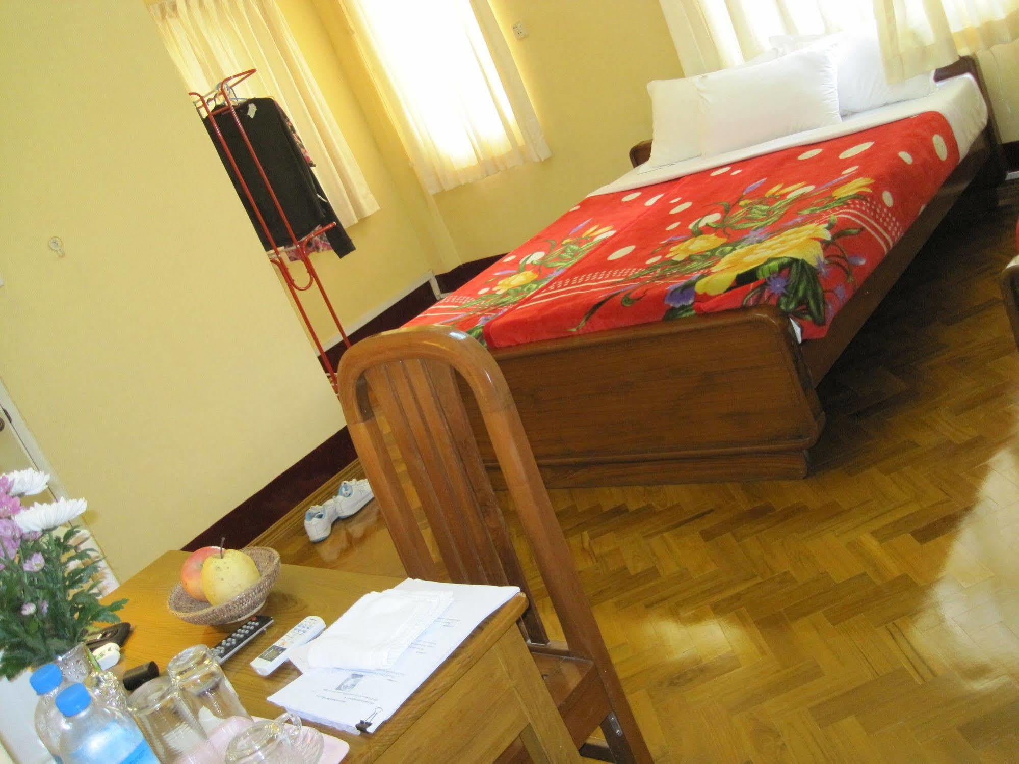 Golden Guest Inn Γιανγκόν Εξωτερικό φωτογραφία