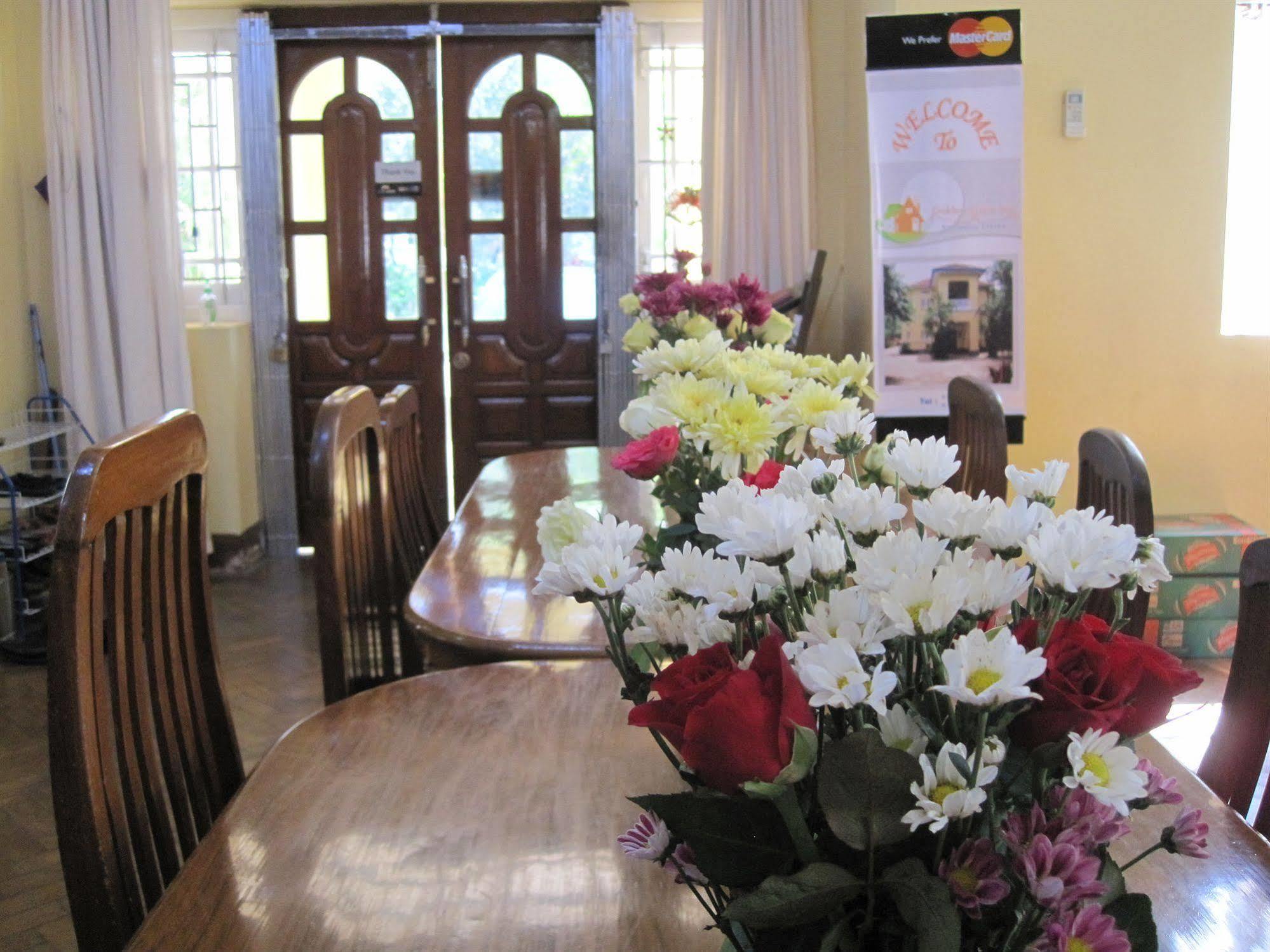 Golden Guest Inn Γιανγκόν Εξωτερικό φωτογραφία