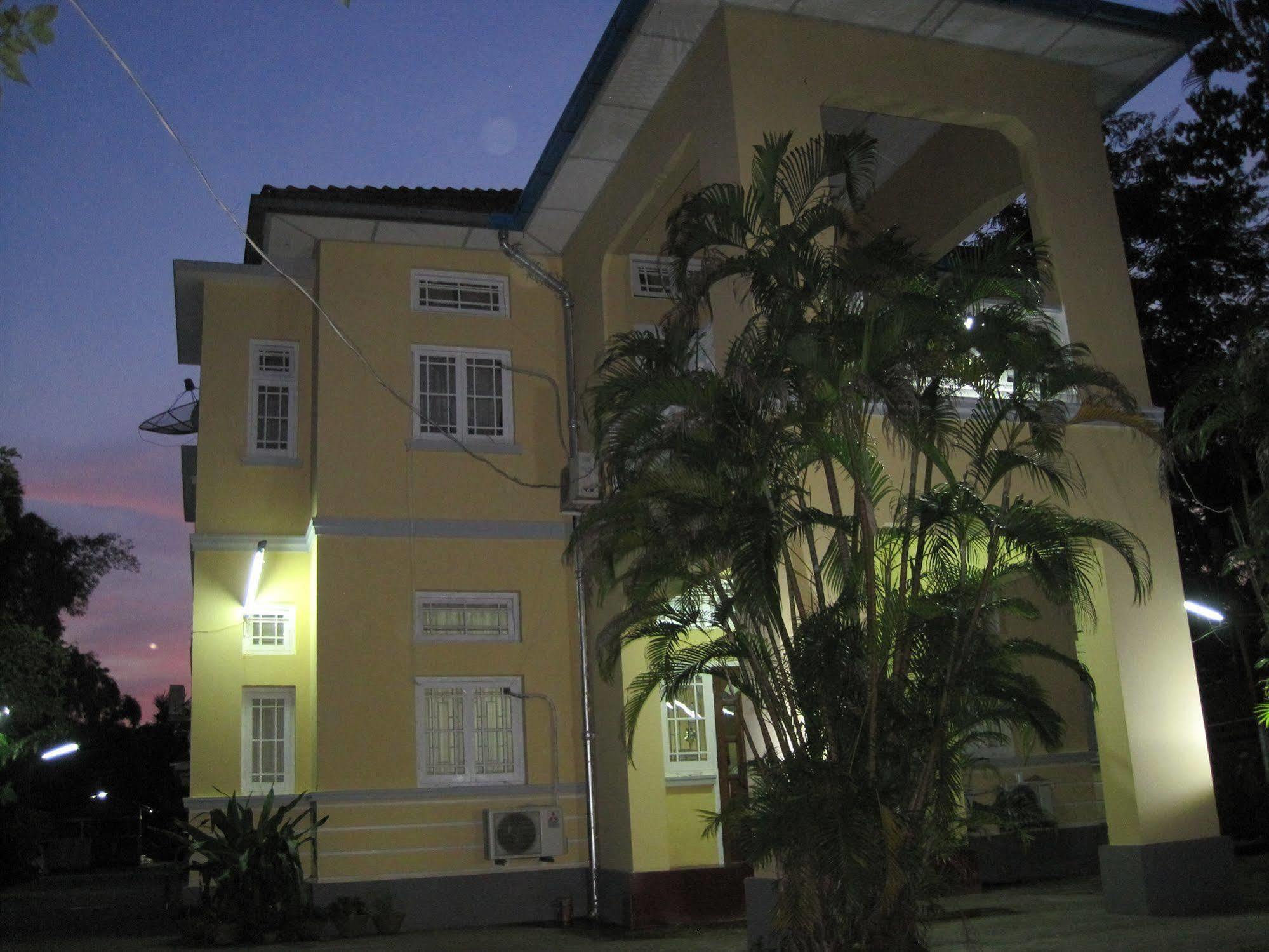 Golden Guest Inn Γιανγκόν Εξωτερικό φωτογραφία