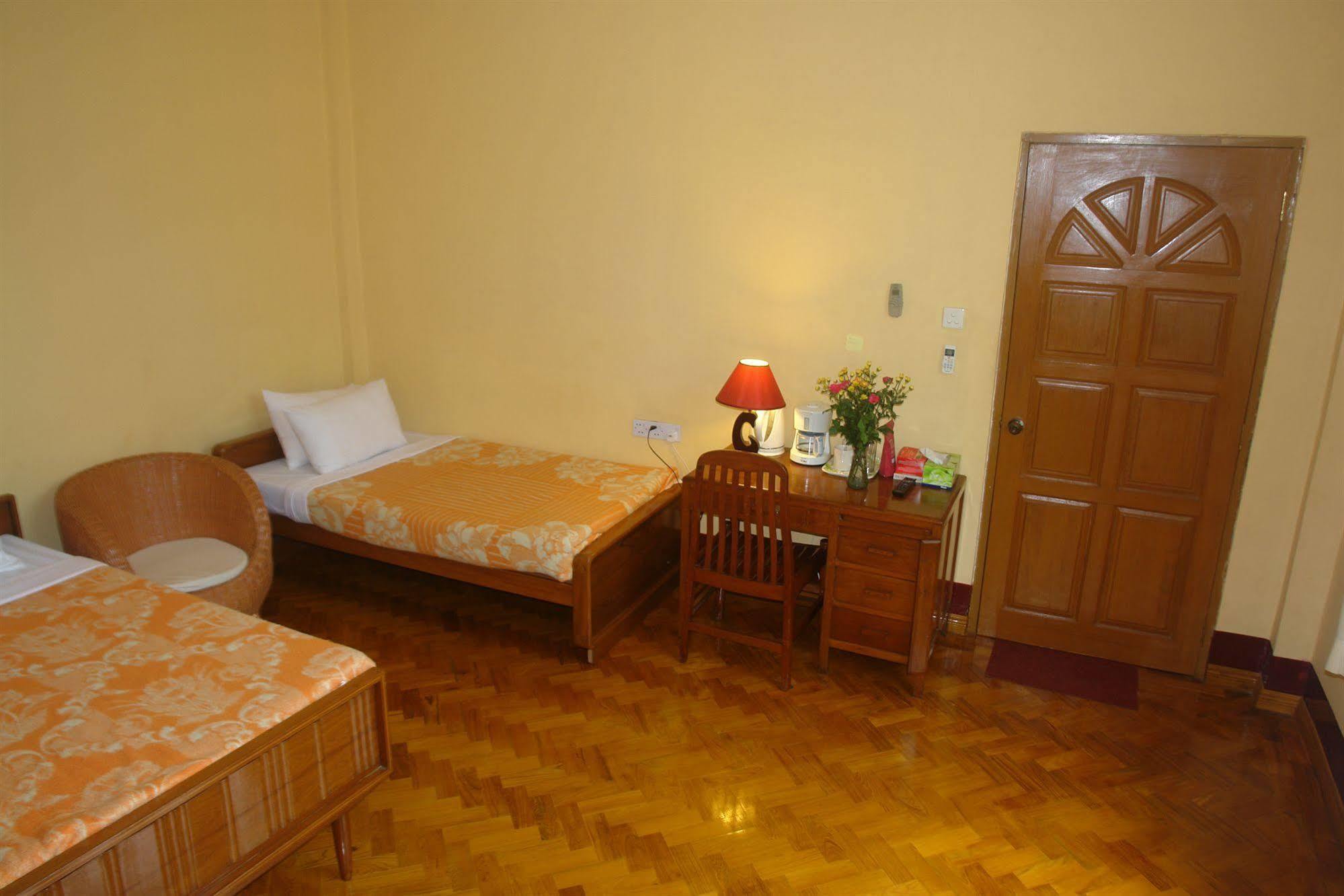 Golden Guest Inn Γιανγκόν Εξωτερικό φωτογραφία